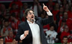 Eurolega, l’Olimpia Milano lotta ma cade ad Atene: debutto con vittoria per Trinchieri sulle note di “Italodisco”