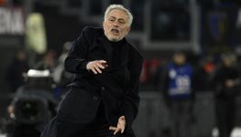 Lazio-Roma 1-0, Mourinho è una furia: rigore ridicolo, con Orsato vince chi gioca in casa