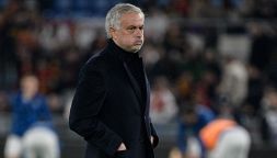 Roma, striscione choc a Trigoria dopo il derby: Re Mourinho è nudo e spunta l'ipotesi De Rossi
