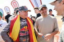 Dakar 2024, il trionfo di Carlos Sainz: a fare festa c’è anche il figlio pilota Ferrari. La gallery