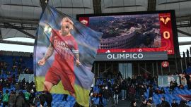 Roma-Verona: l’Olimpico ai piedi di Mourinho ma la Sud non risparmia fischi a Pellegrini e Smalling