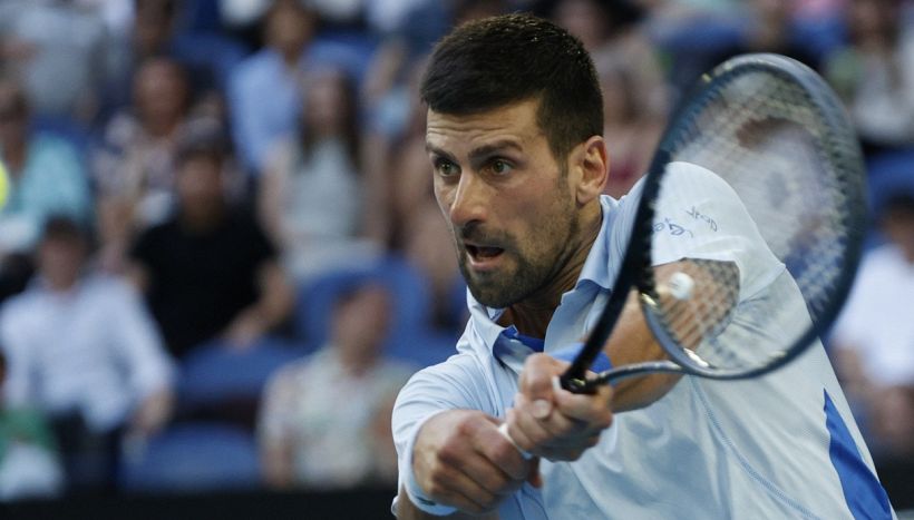 Tennis Australian Open, Djokovic supera anche Fritz poi scherza con Kyrgios: “Guardiamo Sinner dal divano”
