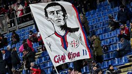 Il commovente omaggio del Cagliari a Riva contro il Torino: maglie commemorative, striscioni e un minuto di silenzio per Gigi
