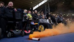 Terrore in FA Cup: scontri, sangue e tifosi in campo. West Bromwich-Wolverhampton sospesa per 38 minuti. Foto