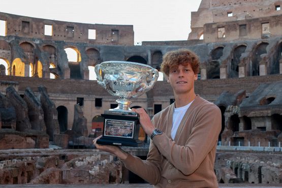 Tennis, Jannik Sinner in versione "gladiatore": con il trofeo degli Australian Open al Colosseo. La gallery