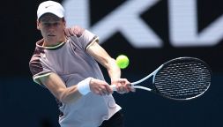 Australian Open, Sinner parte bene: 3-0 a Van de Zandschulp: al secondo turno c'è De Jong. Vince pure Arnaldi