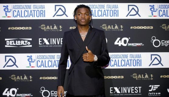 Milan, Leao da Fazio è uno spasso: da Maldini a Ibra ignorando Pioli. E dice: "Ora i rigori li tiro io"