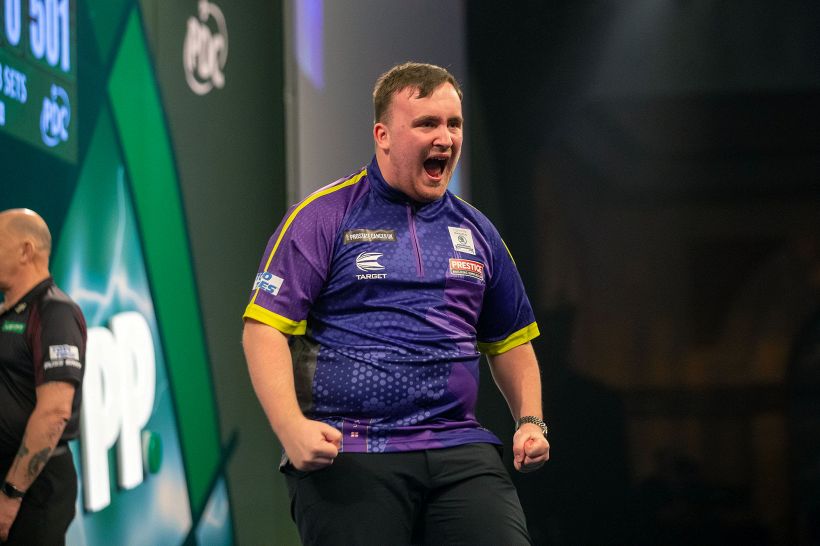 Darts, anche in Premier League tutti pazzi per Luke Littler: a meno di 17 anni può diventare campione del mondo