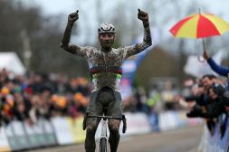 Ciclocross, anno nuovo vita vecchia: Van der Poel trionfa a Baal e fa 8 su 8, Van Aert secondo