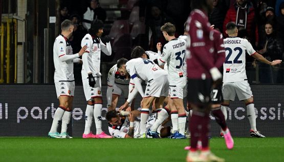 Salernitana-Genoa e la giornata di ordinaria follia ultras: bombe carta, cori razzisti e un’auto incendiata