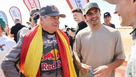 F1, attenta Ferrari: papà Sainz spinge Carlos jr verso Audi. 'Ne parliamo a casa, progetto serio come la Dakar'
