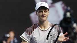 Sinner in finale agli Australian Open dopo ko Djokovic: che lezione quel sorriso (e le parole) davanti alle telecamere