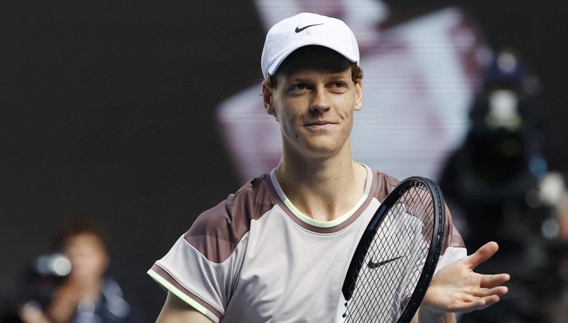 Sinner in finale agli Australian Open dopo ko Djokovic: che lezione quel sorriso (e le parole) davanti alle telecamere