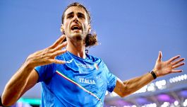 Atletica, Tamberi nella bufera per le foto col cucciolo di leone: interviene l'etologa, Gimbo si scusa