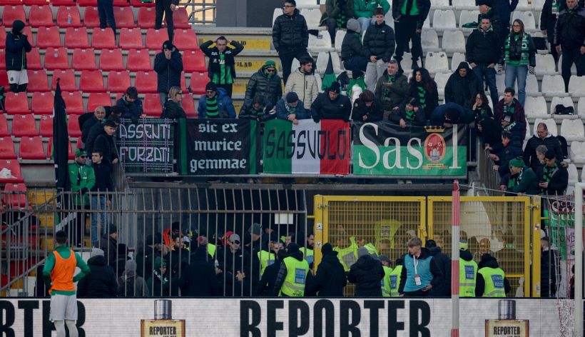 Monza-Sassuolo, tragedia sfiorata dopo caduta tifoso dagli spalti: come sta e cosa è successo