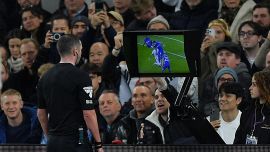 Var, rivoluzione in Premier: gli arbitri spiegheranno tutto in tempo reale