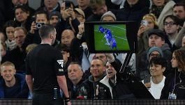 Var, rivoluzione in Premier: gli arbitri spiegheranno tutto in tempo reale