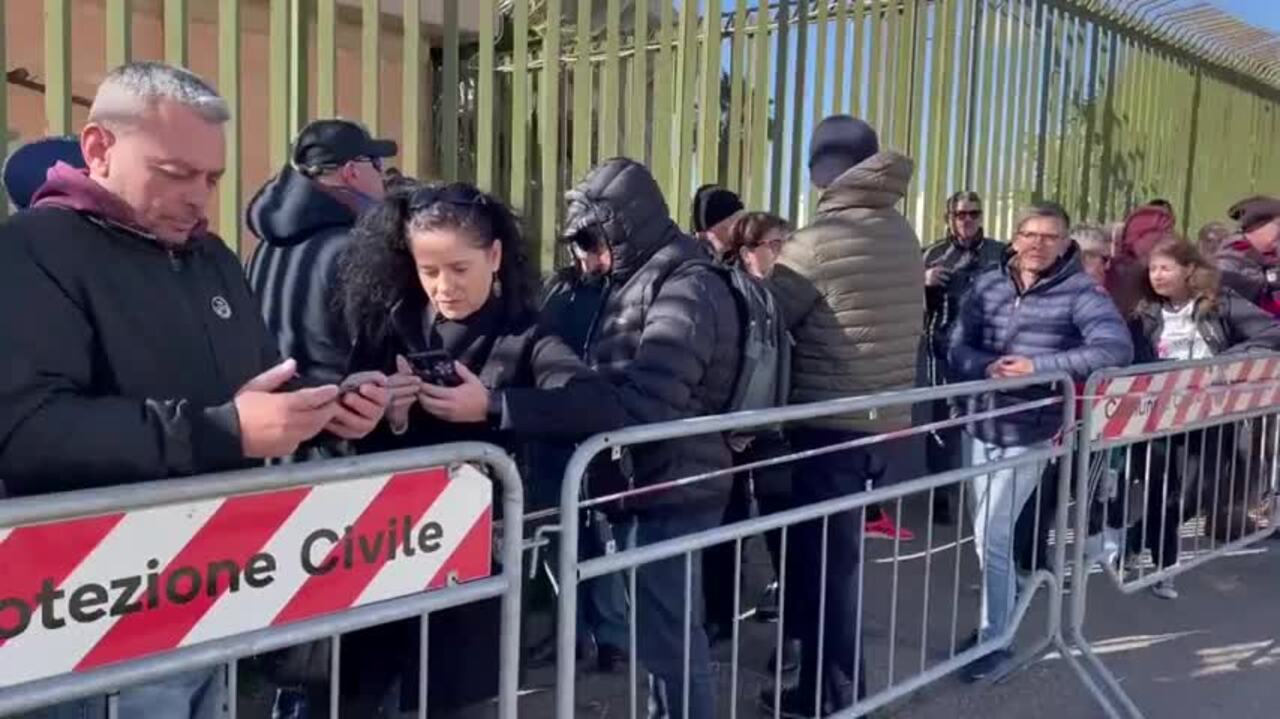 Riva, A Cagliari Tifosi In Fila Fuori Dallo Stadio Per L'ultimo Saluto