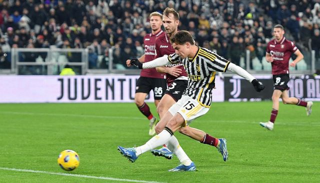 Salernitana - Juventus, slow motion: drives recklessly, misses a penalty kick and misses a red light