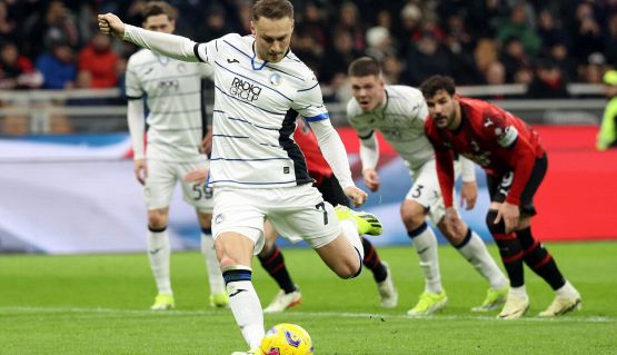 Milan-Atalanta, moviola: per Orsato solo 3” al Var, i rigori e le proteste rossonere