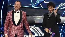 Sanremo, Bagnaia velocissimo anche con Amadeus sul palco del Festival. E sui social c'è chi attacca Sinner