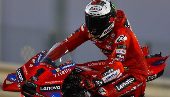 MotoGp, test Lusail day 1: Bagnaia e Martin, è subito duello. Bene Aprilia e Ktm, male Marquez. Pecco: "Ducati ok"