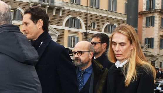 John Elkann con Lavinia Borromeo al funerale di Ira von Fürstenberg per l'ultimo saluto: Lapo la ricorda, gli Agnelli si riuniscono