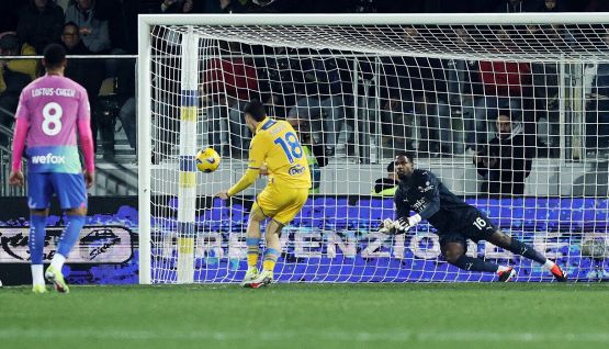 Frosinone-Milan, moviola: il mani dubbio di Leao e il rigore non fischiato