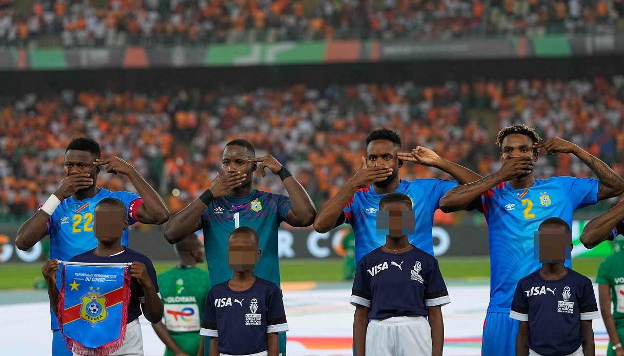 Coppa d’Africa, protesta choc del Congo: gesto della pistola alla tempia durante l’inno in semifinale. Foto