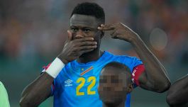 Coppa d’Africa, protesta choc del Congo: gesto della pistola alla tempia durante l’inno in semifinale. Foto