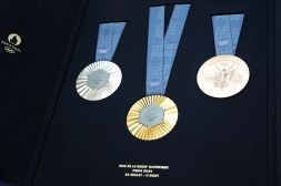 Parigi 2024, svelate le medaglie di Olimpiadi e Paralimpiadi: al centro un pezzo della Tour Eiffel. La gallery