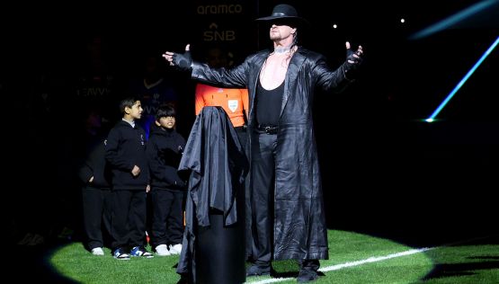 Riyadh Season Cup: The Undertaker alza il trofeo e strappa un sorriso a Cristiano Ronaldo prima della finale Al Hilal-Al Nassr