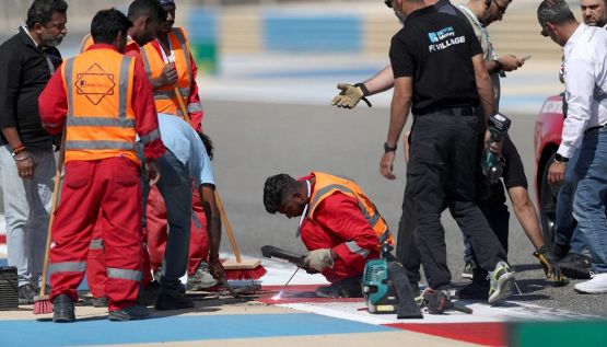 F1 test Bahrain: paura Hamilton e Leclerc, tombino killer colpisce ancora. Il precedente di Sainz a Las Vegas