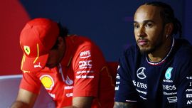 F1 Gp Bahrain: Sainz pensa solo alla Ferrari; Hamilton rivela: “Ho fatto la scelta giusta, la Mercedes mi ha capito”