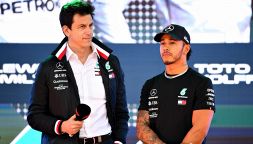 F1, Lewis Hamilton alla Ferrari scatena il putiferio in Mercedes: la mossa di Toto Wolff