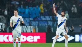 Inter, Acerbi: il dito medio dopo il gol alla Roma è un caso. Le foto del gesto sotto indagine Figc