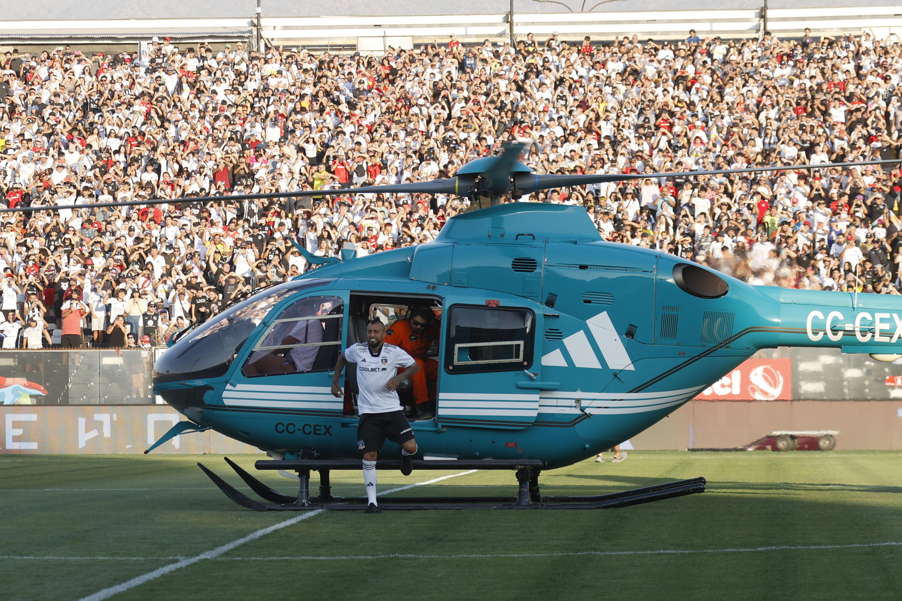 Arturo Vidal riparte dal Colo Colo: la presentazione tra elicottero e un giro a cavallo. La gallery