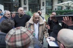 Tyson per le strade di Torino: bagno di folla per Iron Mike tra un ciak e l'altro, le foto