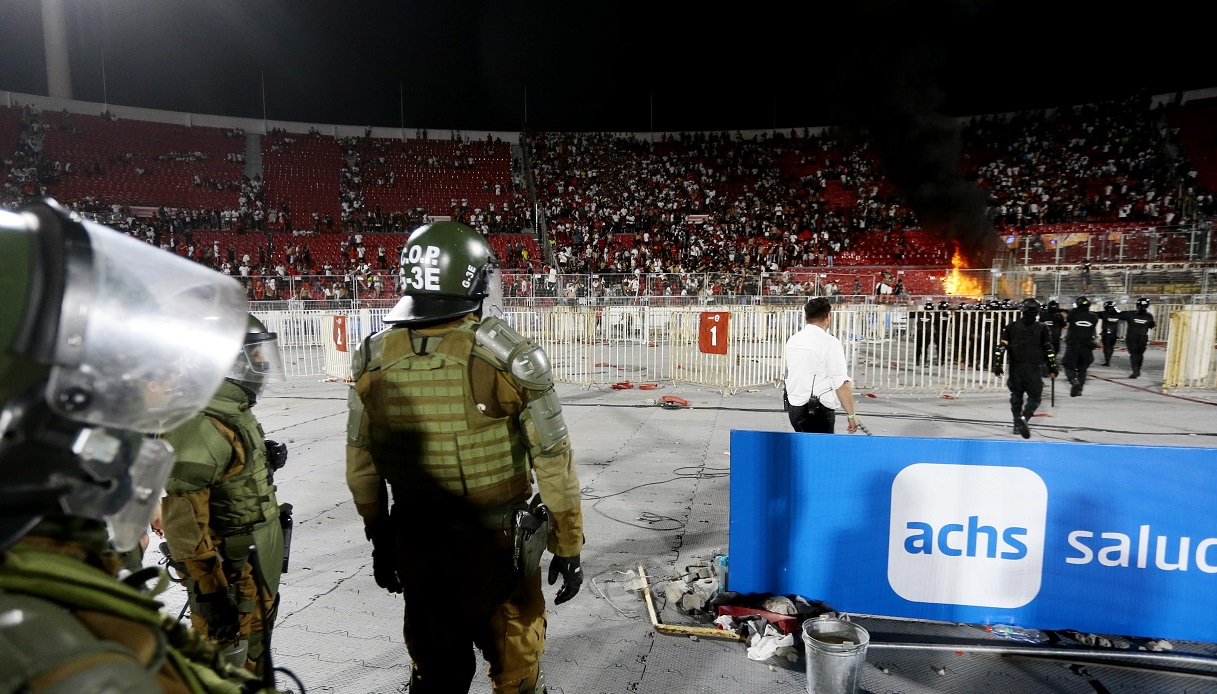 Cile, Supercoppa Huachipato-Colo Colo sospesa per violenze sugli spalti: Vidal furioso. Foto