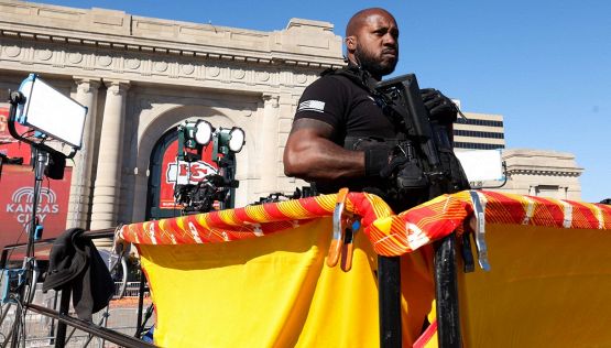 Spari a Kansas City durante la parata per il Super Bowl dei Chiefs: le prime immagini