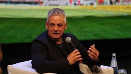 Roberto Baggio sbarca su Instagram a 57 anni: il saluto ai tifosi e il giro in Panda, poi la ramanzina alla figlia