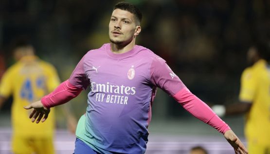 Frosinone-Milan, Jovic è il “salva-Pioli”: i social lo trasformano in Ronaldo e Lebron ma avvisano Conte