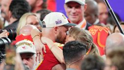 Super Bowl, Taylor Swift incontenibile: esultanza scatenata e bacio appassionato a Travis Kelce. Foto