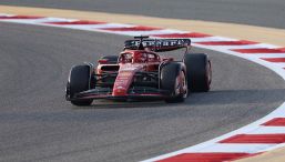 F1, seconde libere GP Bahrain 2024: a Sakhir comanda Hamilton, Sainz quarto. Delusi Verstappen e Leclerc