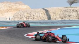 F1 GP Bahrain, Leclerc e Sainz: 'Ferrari buona'. Hamilton gongola, Verstappen no. I team radio rabbiosi di Charles e Max