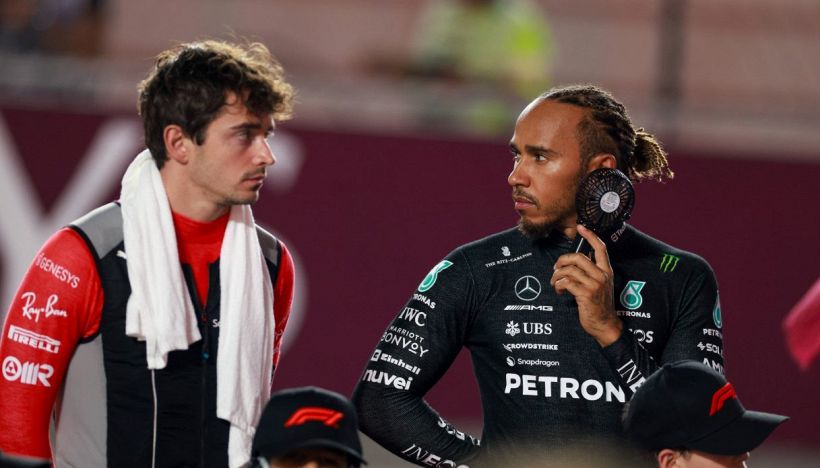 F1 Ferrari, scintille Leclerc-Hamilton: "Non corro per il 2° posto". Svelate tute: novità giallo e bianco