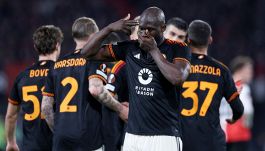 Pagelle Feyenoord-Roma 1-1: Lukaku fa sorridere i giallorossi, errore di Llorente