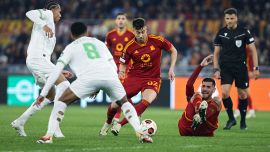 Roma-Feyenoord, moviola: L’arbitro si perde due rigori, i casi dubbi