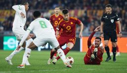 Roma-Feyenoord, moviola: L’arbitro si perde due rigori, i casi dubbi