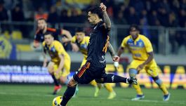 Frosinone-Roma, moviola: l’arbitro salvato dal Var, cosa è successo